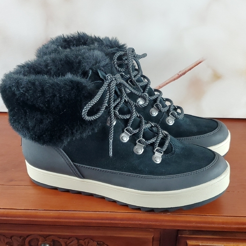 Koolaburra Black and Gray Winter Boots with Fur Lining - 11 - Picture 3 of 12
